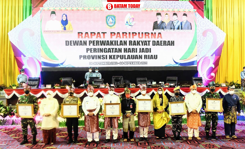 Gubernur Ansar Ahmad saat foto bersama di acara Rapat Paripurna DPRD dalam memperingati hari jadi Provinsi Kepulauan Riau